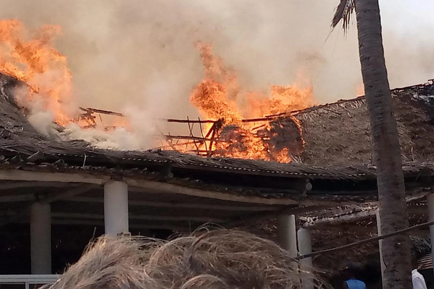 Le fiamme dell'incendio scoppiato a Watamu, in Kenya (Ansa)