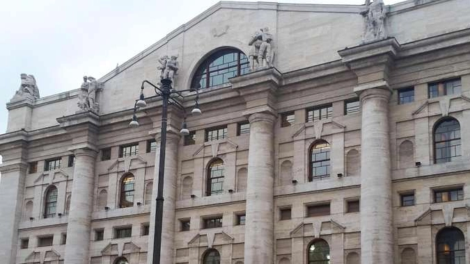 Borsa:Milano chiude positiva,male banche