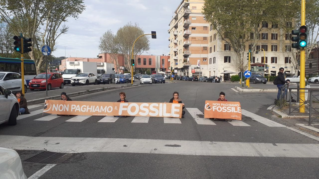 Ambientalisti di Ultima Generazione hanno bloccato la strada a Ponte Milvio