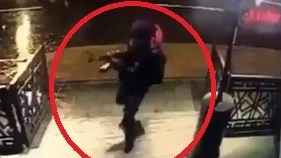 Istanbul, video riprende il killer che spara in discoteca (Twitter)