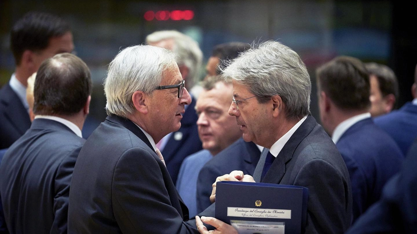 Paolo Gentiloni e Jean-Claude Juncker (Ansa)