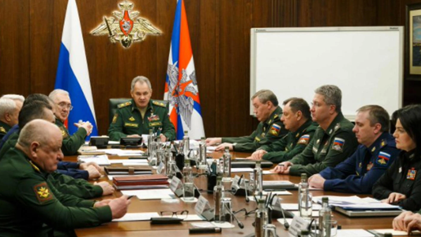 Il ministro degli Esteri russo Sergei Shoigu durante una riunione (Ansa)