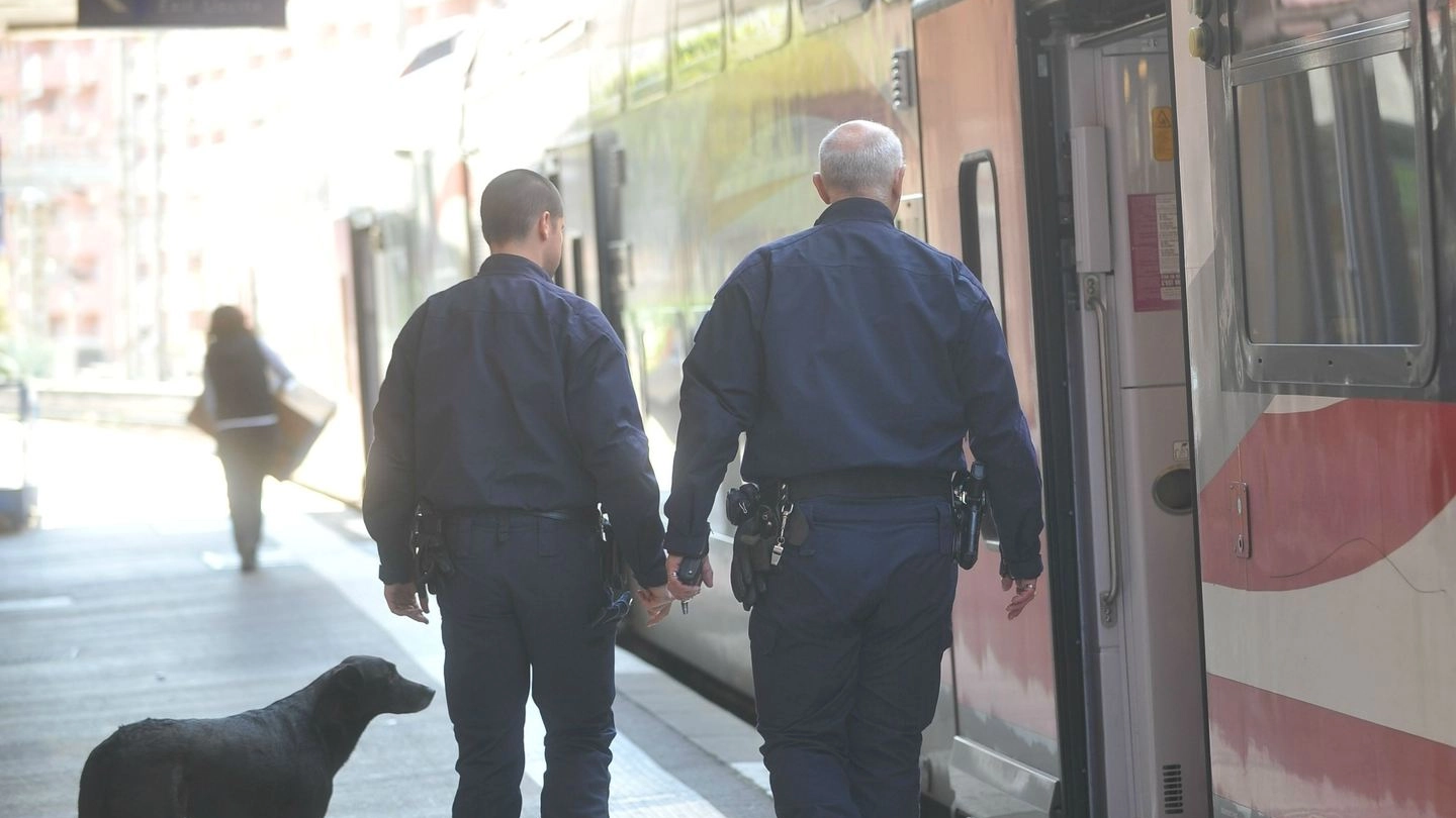 Controlli della polizia francese alla stazione di Mentone (Ansa)