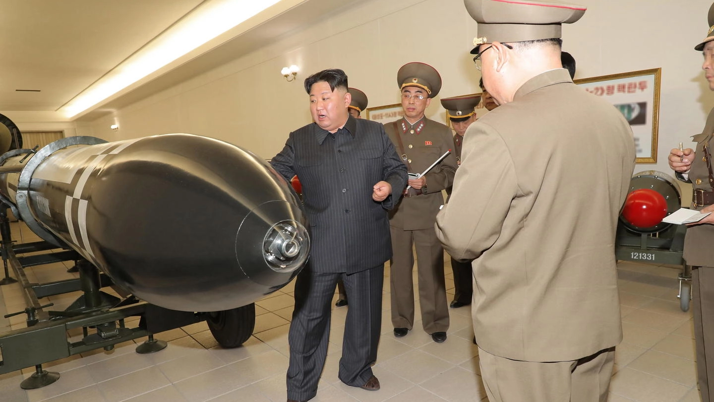 Kim Jong Un visita l'istituto di armi nucleari di Pyongyang (Ansa)
