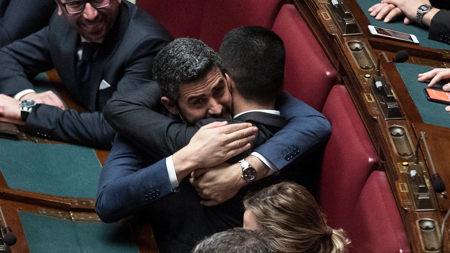 Riccardo Fraccaro abbraccia Luigi di Maio (LaPresse)