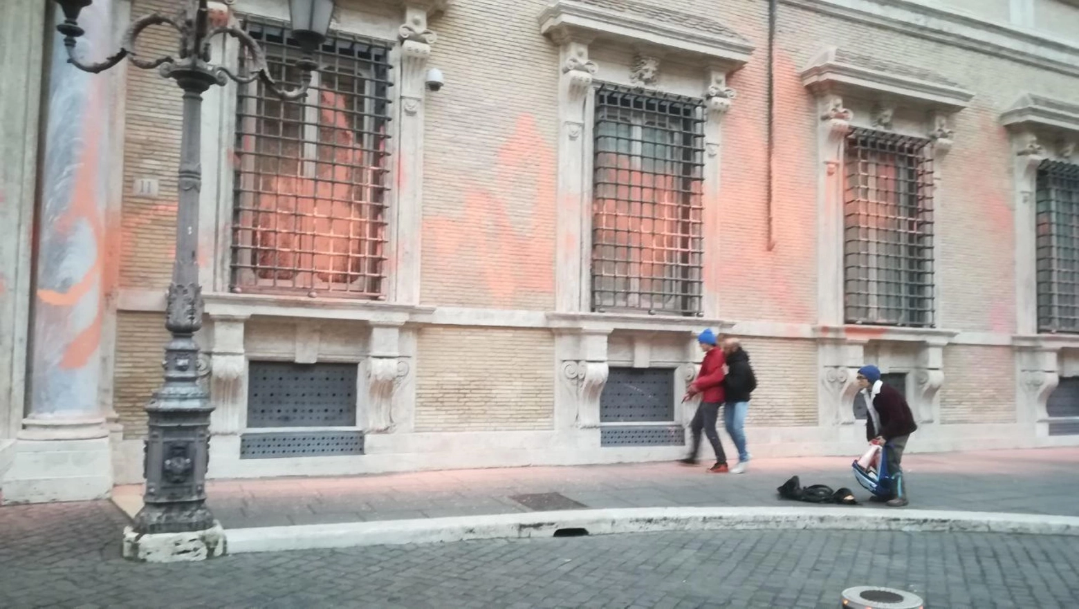 Il blitz degli ambientalisti di Ultima Generazione che hanno lanciato vernice sulla facciata del Senato, Roma, 2 gennaio 2023.
ANSA / UFFICIO STAMPA ULTIMA GENERAZIONE +++EDITORIAL USE ONLY - NO SALES+++