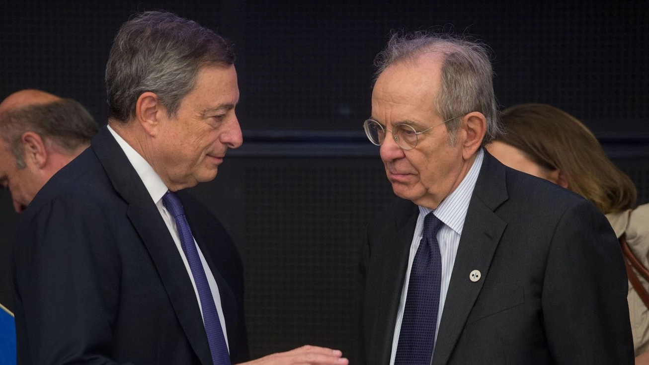 Il presidente della Bce Mario Draghi e il ministro dell'Economia Pier Carlo Padoan (Afp)