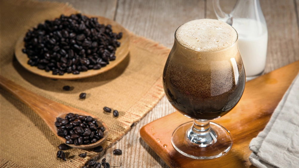 Il caffè all'azoto si presenta simile a una birra stout - Foto: ElNariz/iStock