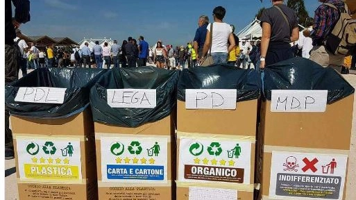 I bidoni della spazzatura alla festa di Rimini del Movimento 5 Stelle