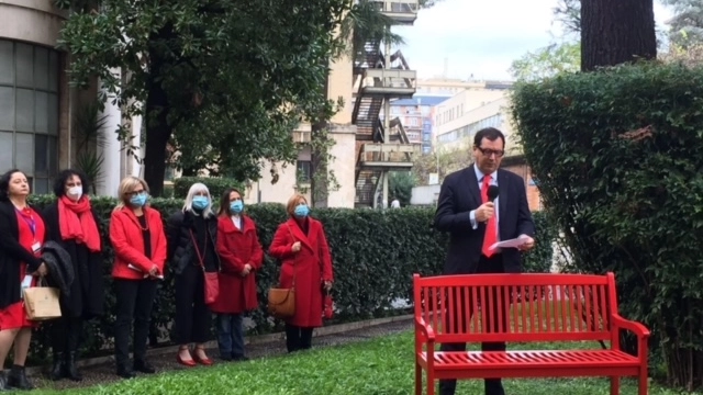 La panchina rossa nel giardino dell'Iss di Roma