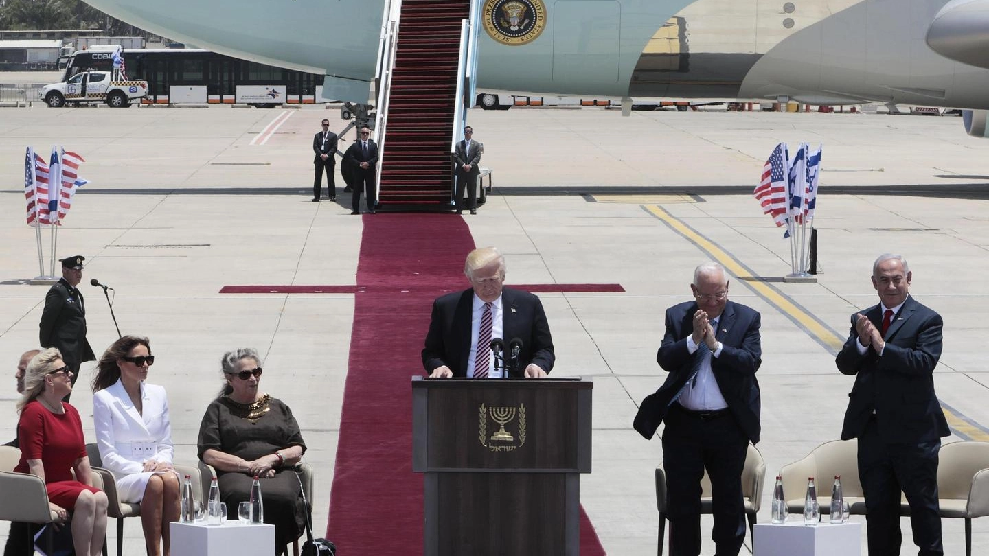 Trump parla all'aeroporto di Tev Aviv (Ansa)