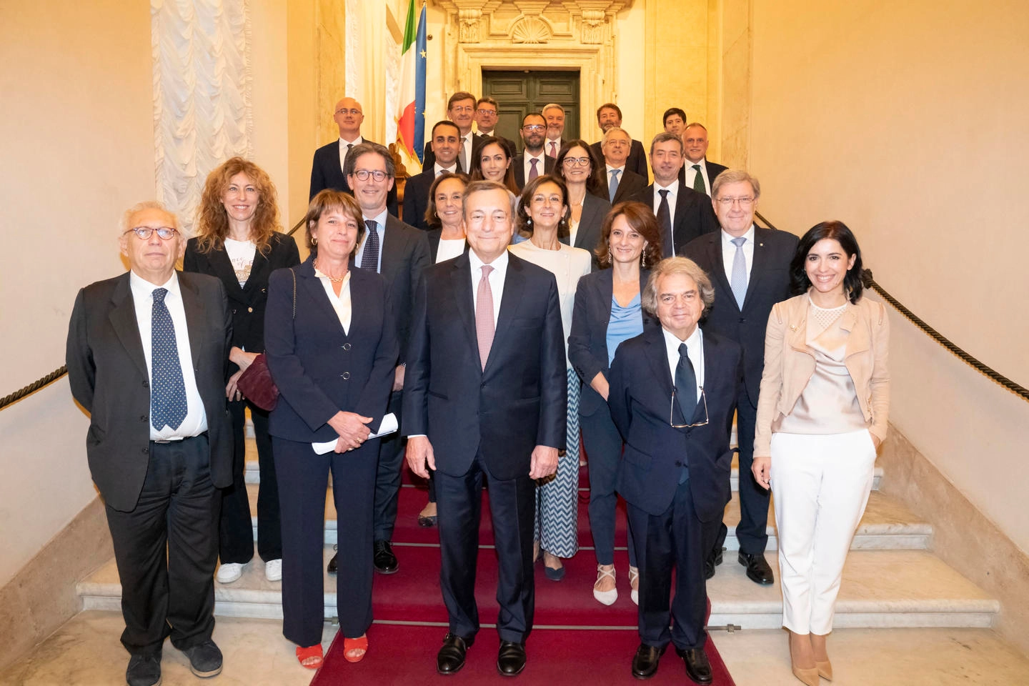 Brindisi e foto sullo scalone di Palazzo Chigi con tutti i ministri