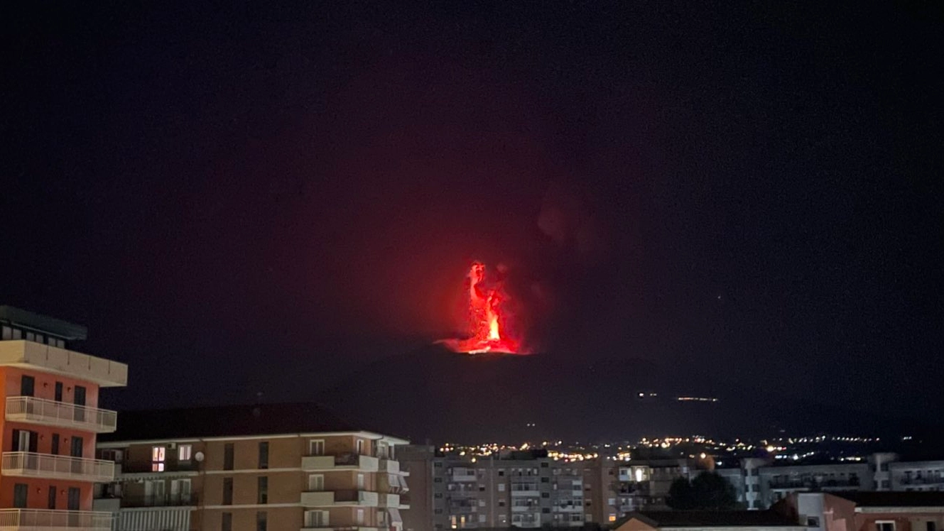 Le esplosioni sull'Etna (Twitter @tulipaola)