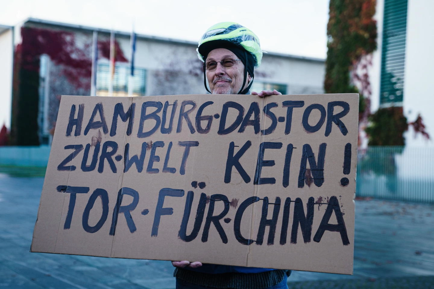 Un attivista protesta al porto di Amburgo (Ansa)