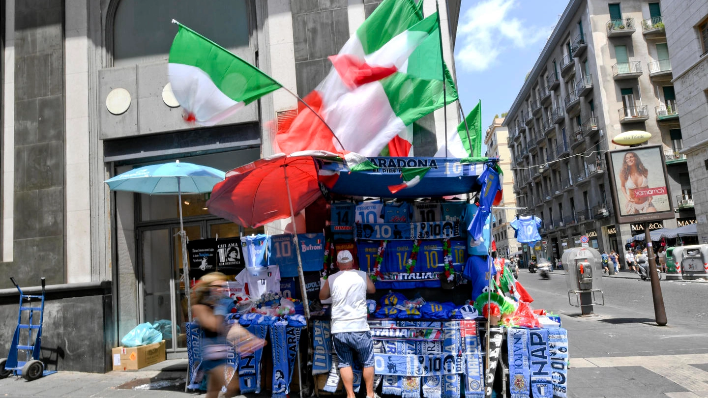 Bandiere per l'Italia in vendita a Napoli
