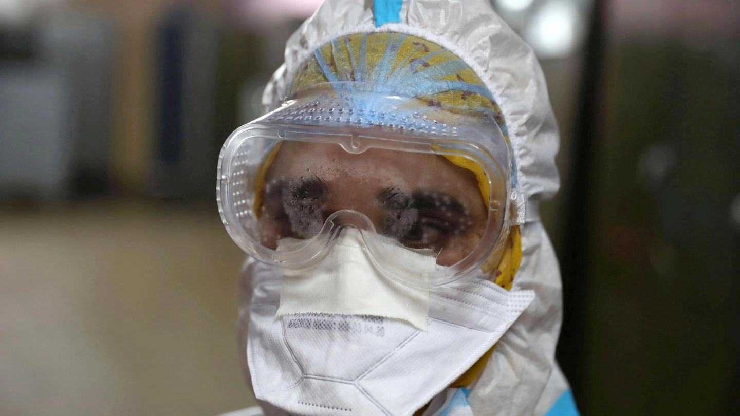 Coronavirus, un operatore sanitario al lavoro (Ansa)