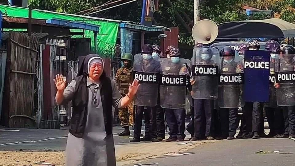 Birmania: la suora e la polizia