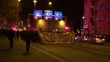 Scontri a Zurigo tra anticapitalisti e polizia ( da youtube)