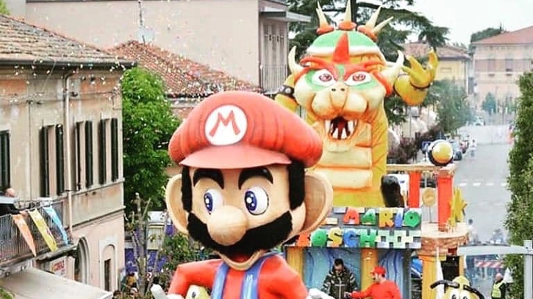 Un carro allegorico dedicato a Super Mario (Daltri)