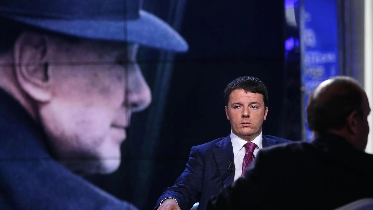 Matteo Renzi in tv, 'sovrastato' dall'immagine di Berlusconi (Ansa)