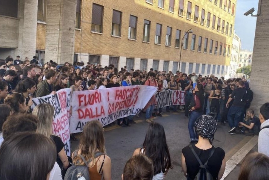 La protesta degli studenti della Sapienza con lo striscione