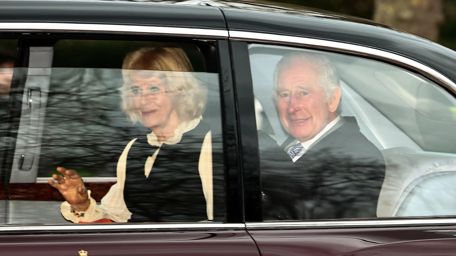 Carlo III e la regina Camilla lasciano Londra per dirigersi a Sandringham House, dove il re continuerà le cure