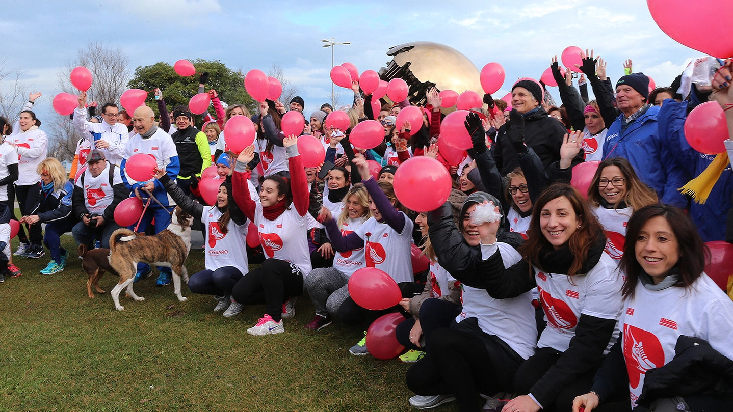 Foto di gruppo con palloncini rosa per le partecipanti a Women in Run contro la violenza sulle donne