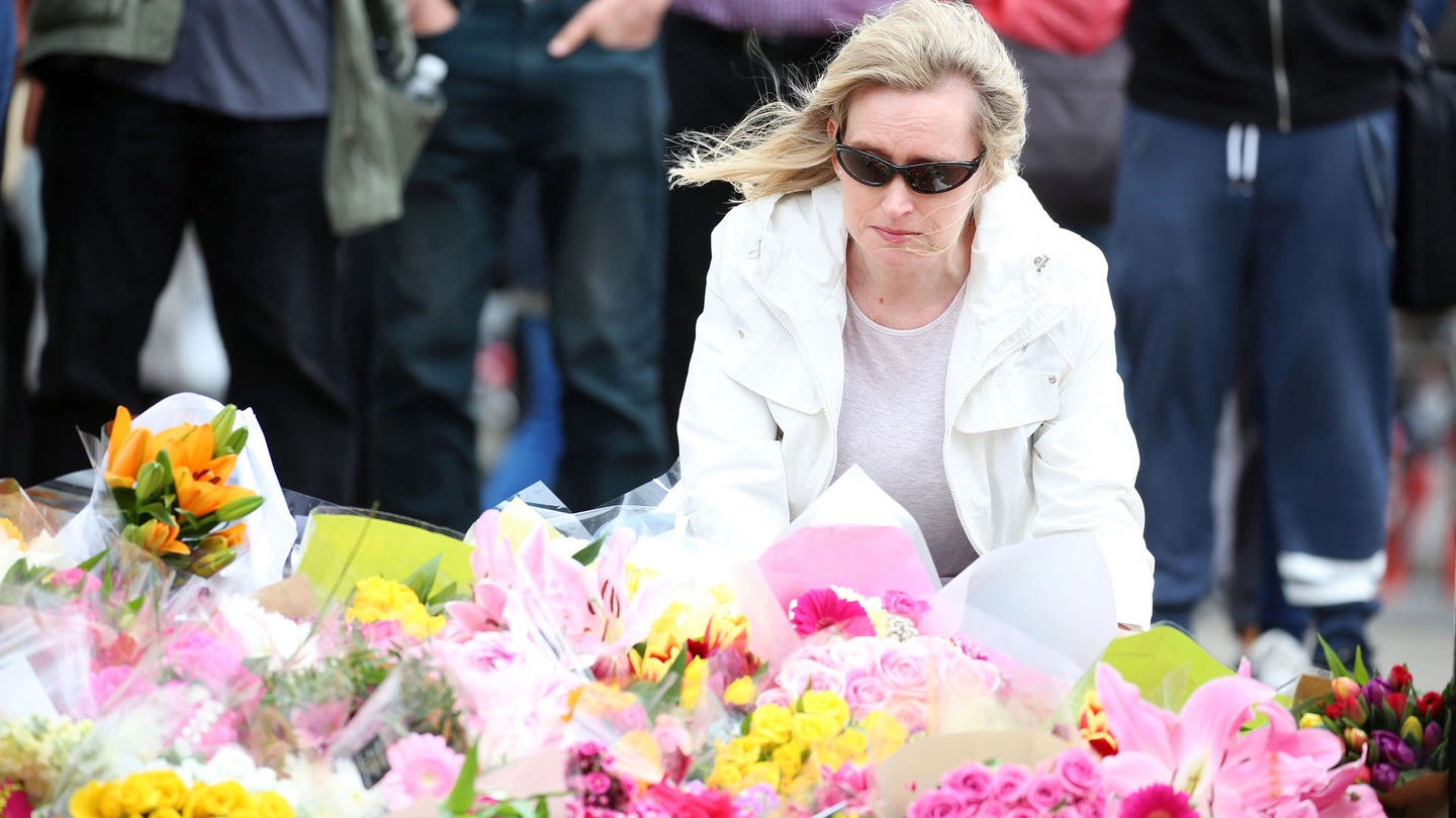 Attentato a Londra, la gente continua a deporre fiori al London Bridge (Lapresse)