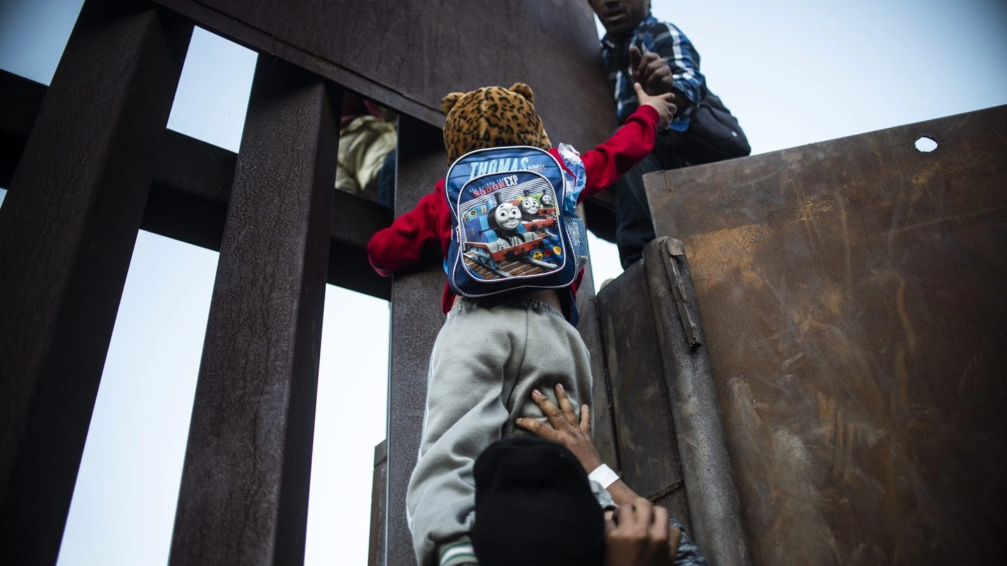 Un piccolo migrante cerca di passare la frontiera tra Messico e Usa, foto generica