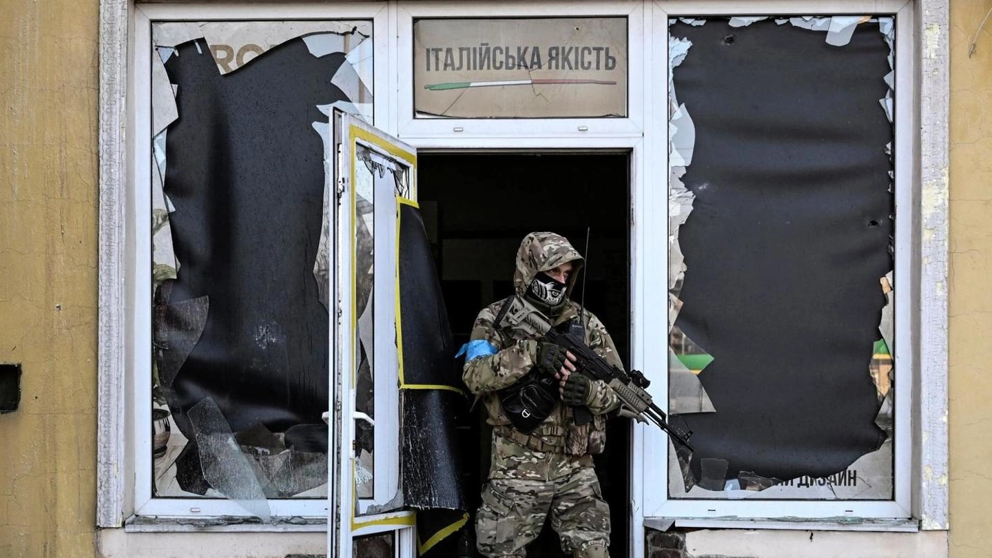 Un soldato ucraino pattuglia una strada nella periferia di Kiev
