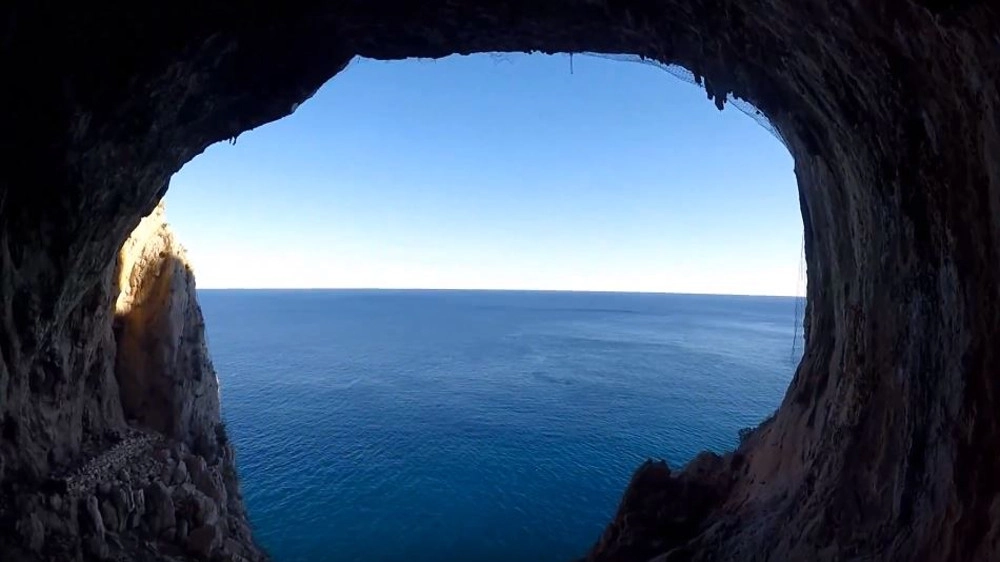 La vista sul mare dalla Grotta dei Briganti – Foto: Outdoor Finale Ligure/YouTube