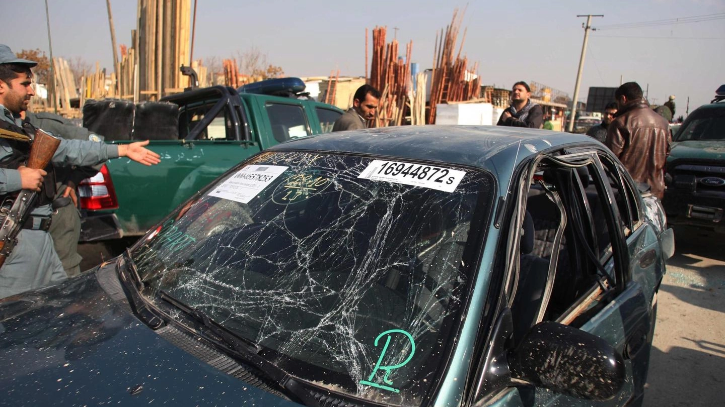 La scena dell'attacco suicida contro l'auto dell'ambasciata britannica a Kabul (ANSA)