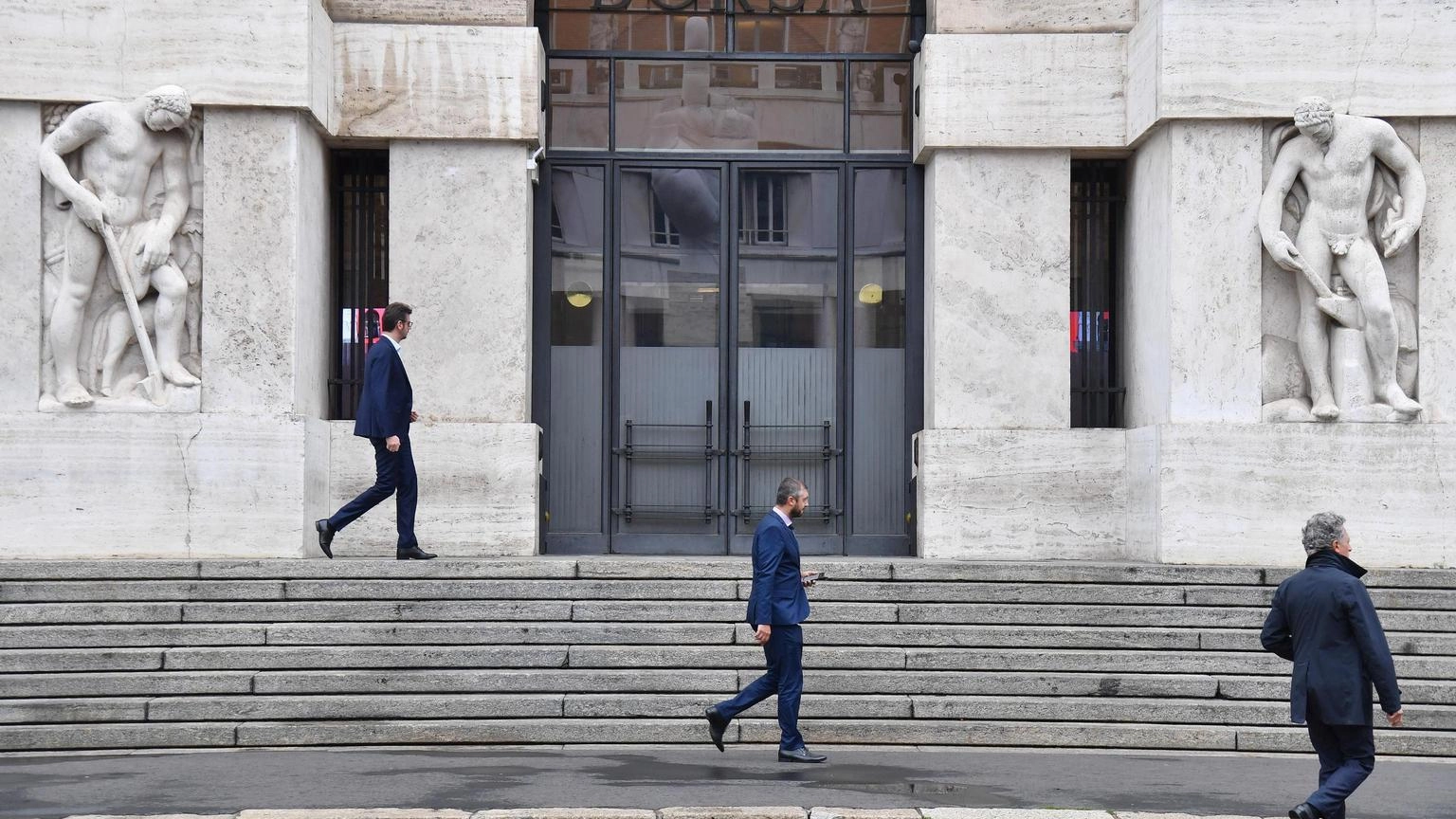 Borsa: Milano cede lo 0,8% con Amplifon, tengono le banche