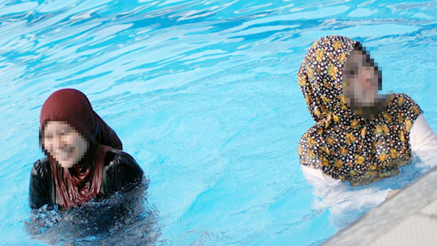 Un’immagine generica di due donne musulmane in piscina