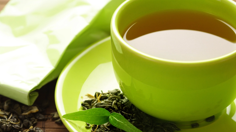 Una sostanza del tè verde curerebbe i denti sensibili - Foto: iStock / KMNPhoto