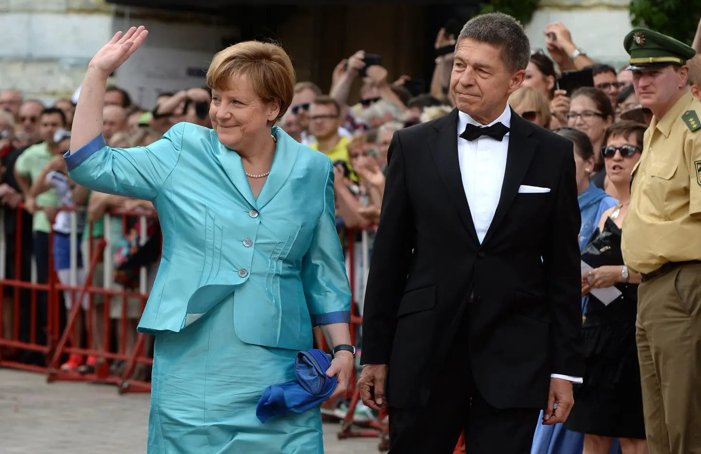 Angela Merkel svenuta durante il concerto? Il portavoce: "No, caduta per colpa di una sedia rotta"