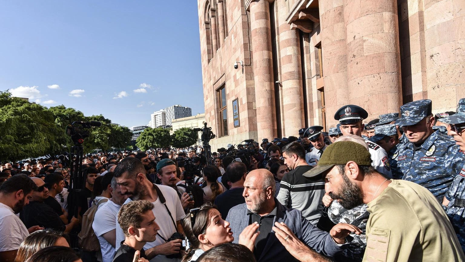 Scontro a Erevan davanti alla sede del governo.