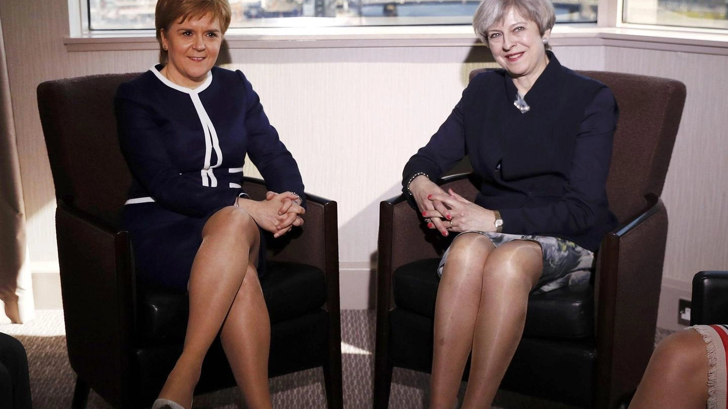 IN GAMBA  La britannica Theresa May  e la scozzese Nicola Sturgeon:  il Daily Mail  nella bufera  per il titolo  sulla guerra  di gambe  e il confronto «fisico» tra le due premier (Afp)
