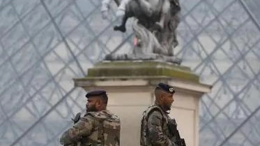 Psicosi attentati. Allarme bomba al Louvre e Versailles. L’Italia alza l’allerta