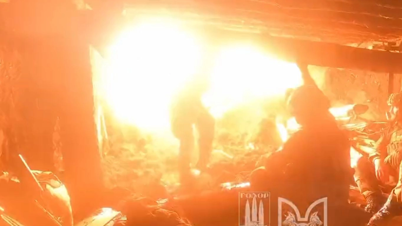 Una granata esplode all'entrata della trincea ucraina
