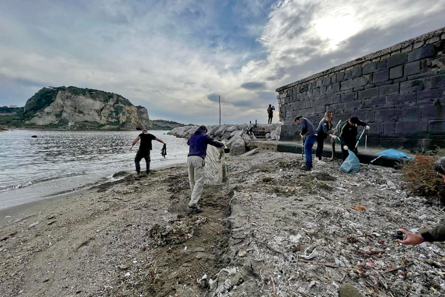 I ragazzi dell'Area Penale di Napoli, a Nisida, impegnati nella pulizia dell'arenile 