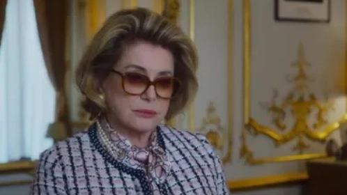 Catherine Deneuve, 79 anni, nei panni di Bernadette Chirac