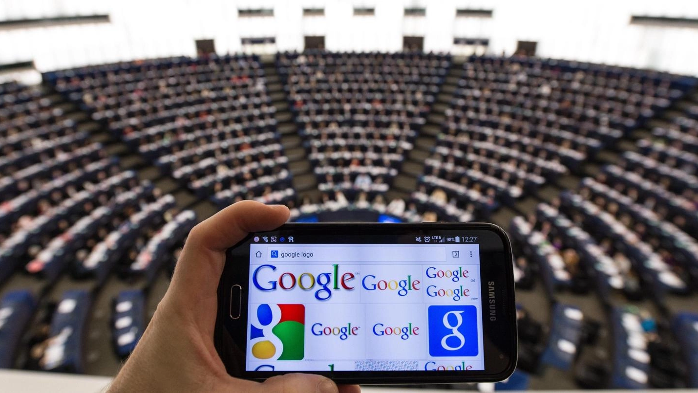 La pagina di Google su uno smartphone dentro il Parlamento europeo (Ansa)