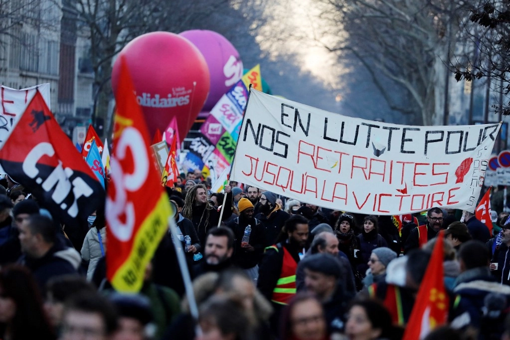 Pensioni, una manifestazione in Francia (Ansa)
