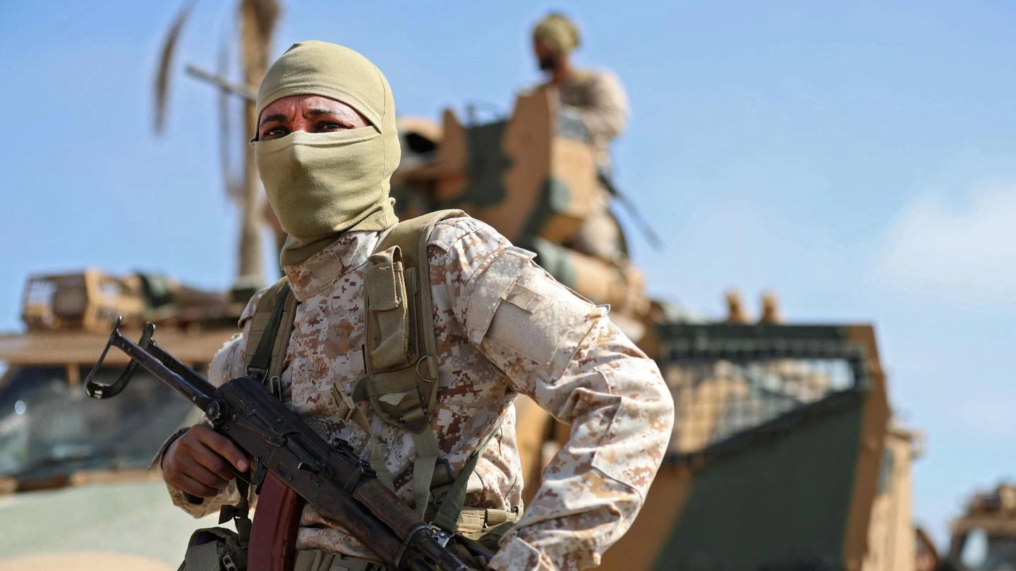 Un soldato libico fedele a Dbeibah (Ansa)