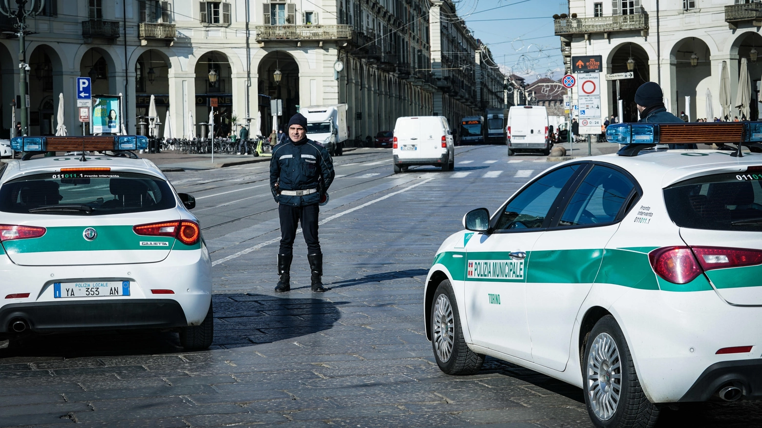 Controlli della polizia locale a Torino (Ansa)