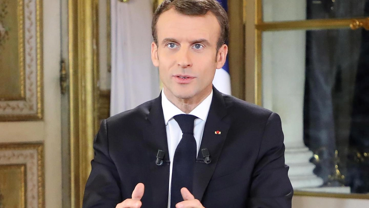 Emmanuel Macron durante il discorso alla nazione (Ansa)