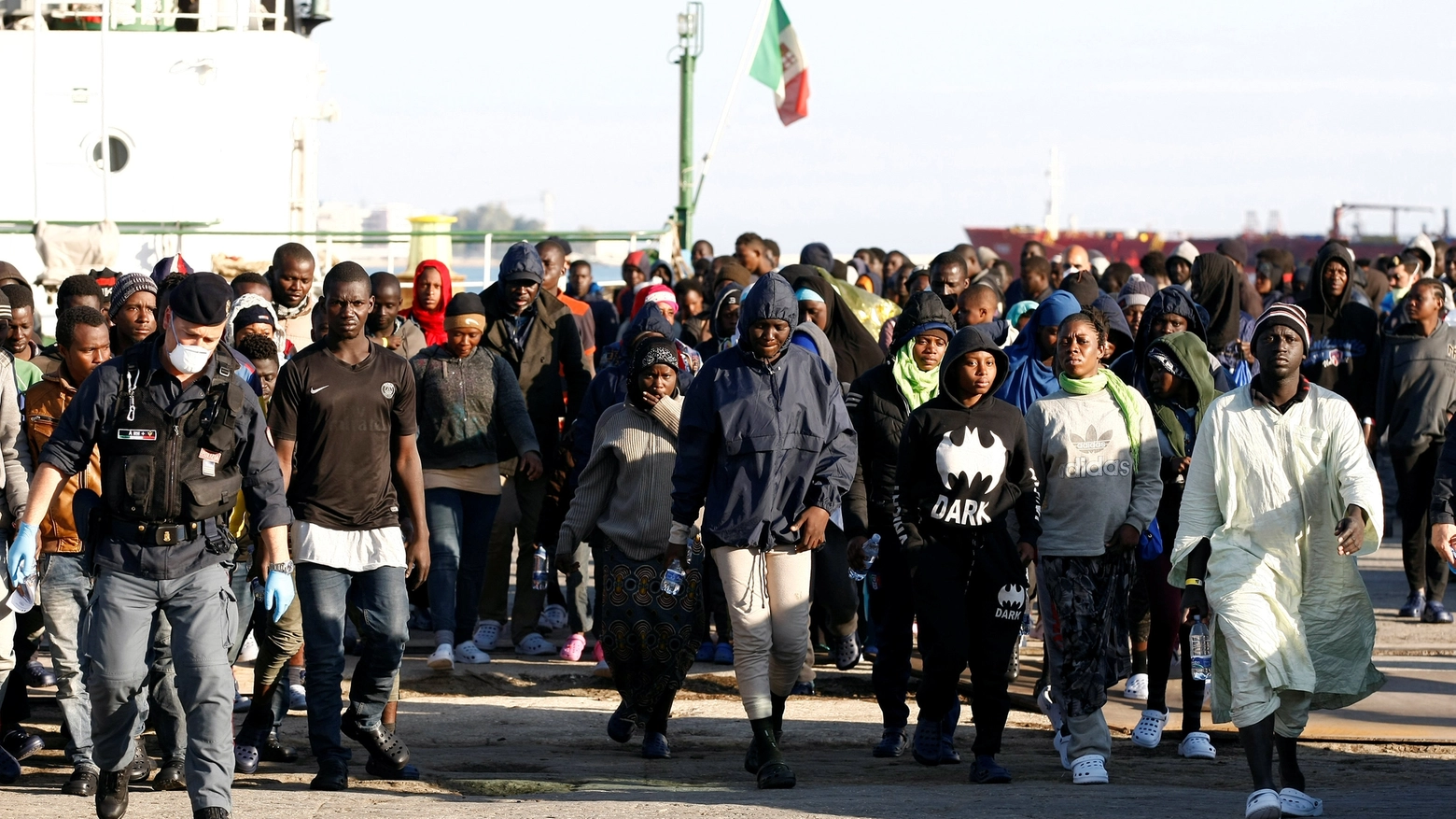 Migranti al porto
