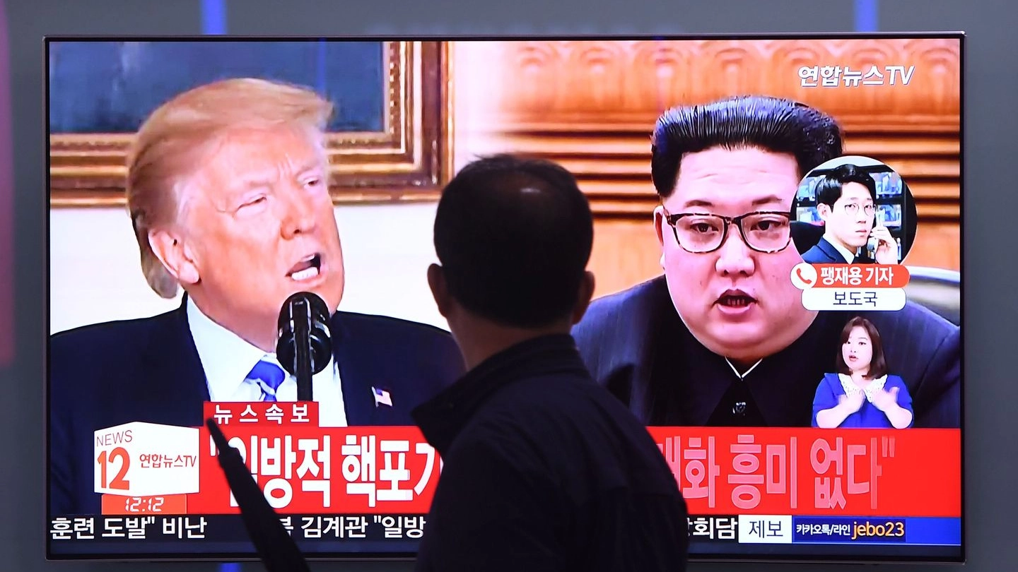 Le immagini di Kim Jong Un e Donald Trump su un maxischermo a Seul (Lapresse)