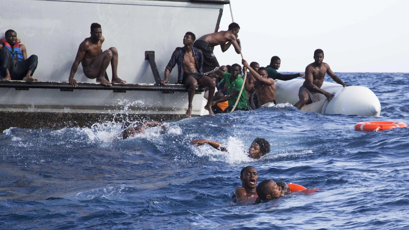 Migranti, un naufragio dello scorso novembre (Lapresse)